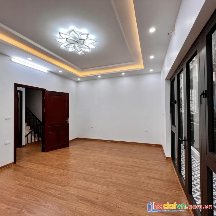 Bán nhà thái thịnh 60m x 5 tầng, mt: 5m, lô góc,ô tô đỗ cửa