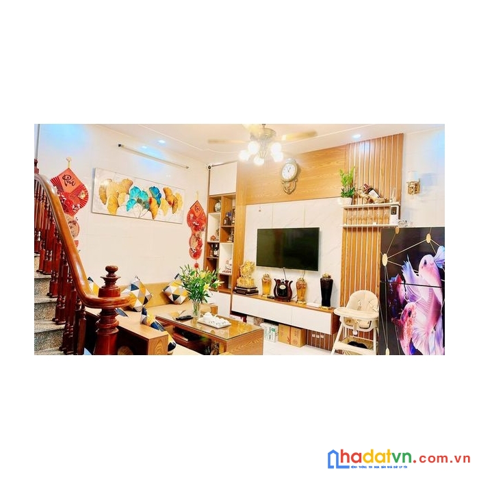 Vị trí đẹp trước cửa nhà có khoảng sân rộng thoáng để 10 tới 15 xe máy thỏa mái - đầu ô chợ dừa