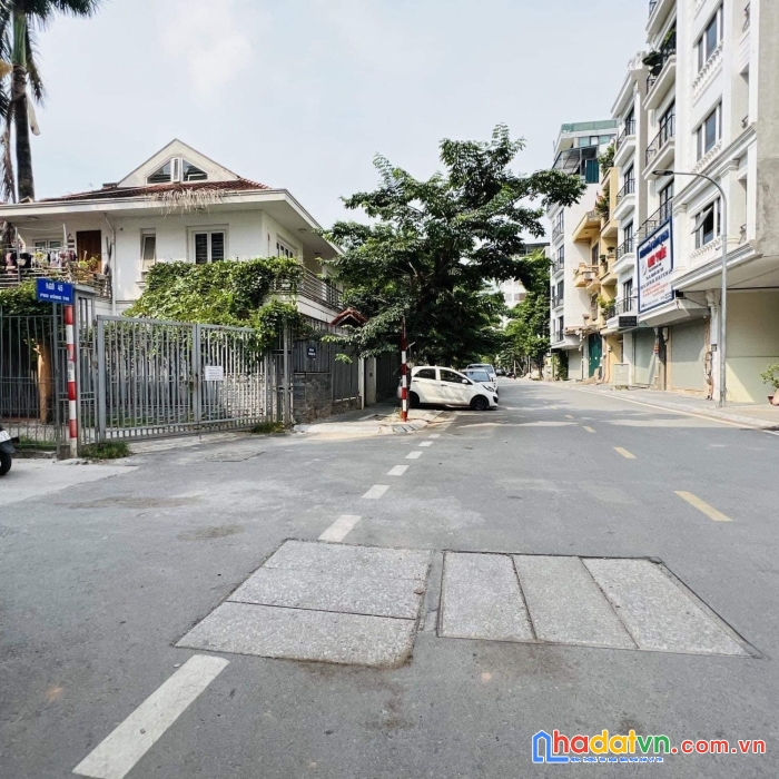 Biệt thự đẳng cấp 3 mặt tiền - khách sạn - ô tô vòng quanh nhà - vài chục mét ra hồ tây - trích sài