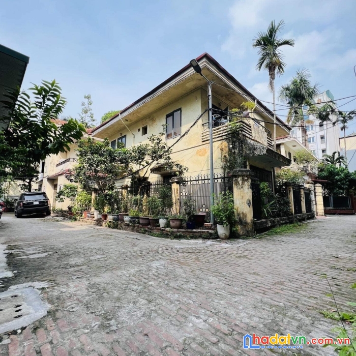 Biệt thự đẳng cấp 3 mặt tiền - khách sạn - ô tô vòng quanh nhà - vài chục mét ra hồ tây - trích sài