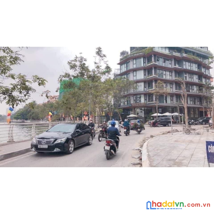 Biệt thự đẳng cấp 3 mặt tiền - khách sạn - ô tô vòng quanh nhà - vài chục mét ra hồ tây - trích sài