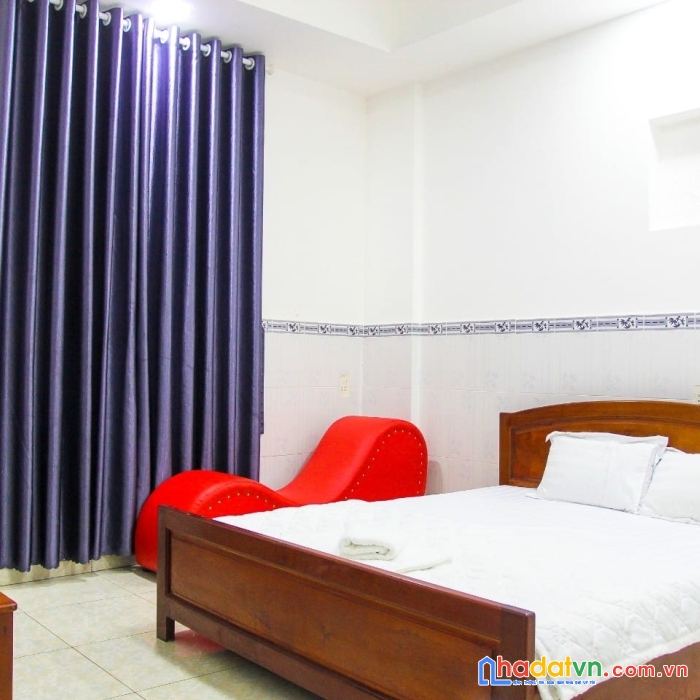 Khách sạn ql1k. dĩ an. 239m. 5t. 39p. thu nhập 900tr/n. giá hơn 23 tỷ.