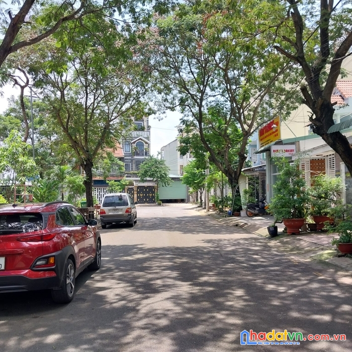 Khách sạn ql1k. dĩ an. 239m. 5t. 39p. thu nhập 900tr/n. giá hơn 23 tỷ.