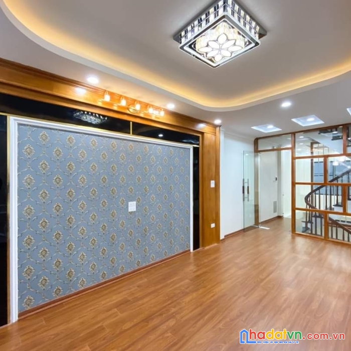 Siêu phẩm hoàng quốc việt, ô tô đậu cửa, thang máy vù vù,  dt rộng  80m chỉ 10.2 tỷ