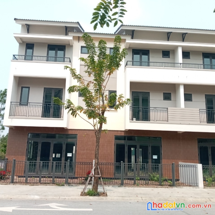 Bán nhanh căn shophouse 3 mặt tiền vị trí đẹp, giá tốt, sổ hồng lâu dài