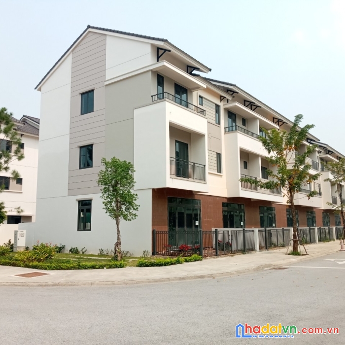 Bán nhanh căn shophouse 3 mặt tiền vị trí đẹp, giá tốt, sổ hồng lâu dài