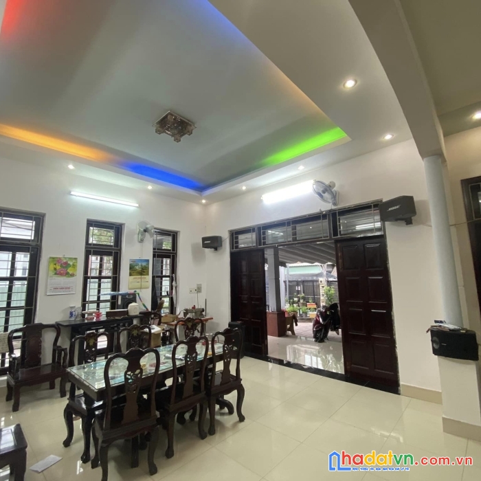 Bán 439m2  đát tặng biệt thự đẹp và 11p trọ. thu 30tr/1t.  ngay kha vạn cân