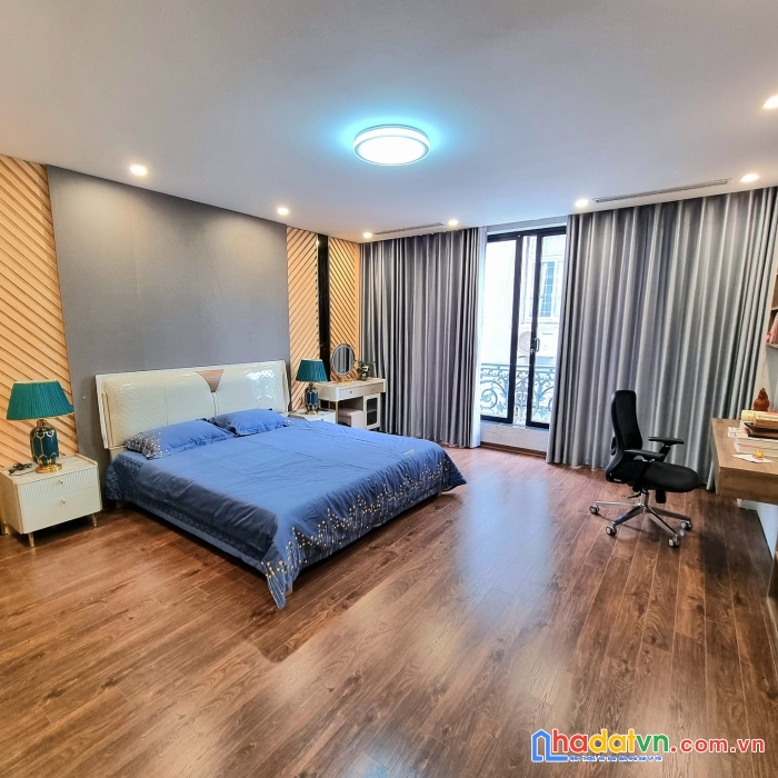 Bán nhà phố lạc long quân, tây hồ 95m, 4 tầng, mt 6m. giá: 17.9 tỷ