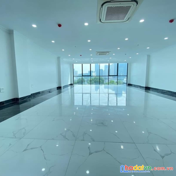 100m 9 tầng dòng tiền gần 2 tỷ 1 năm. mặt phố khuất duy tiến. chủ cần bán gấp.