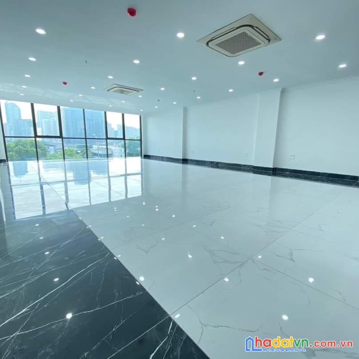 100m 9 tầng dòng tiền gần 2 tỷ 1 năm. mặt phố khuất duy tiến. chủ cần bán gấp.