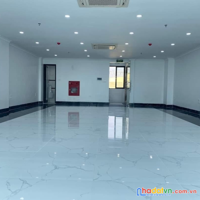 100m 9 tầng dòng tiền gần 2 tỷ 1 năm. mặt phố khuất duy tiến. chủ cần bán gấp.