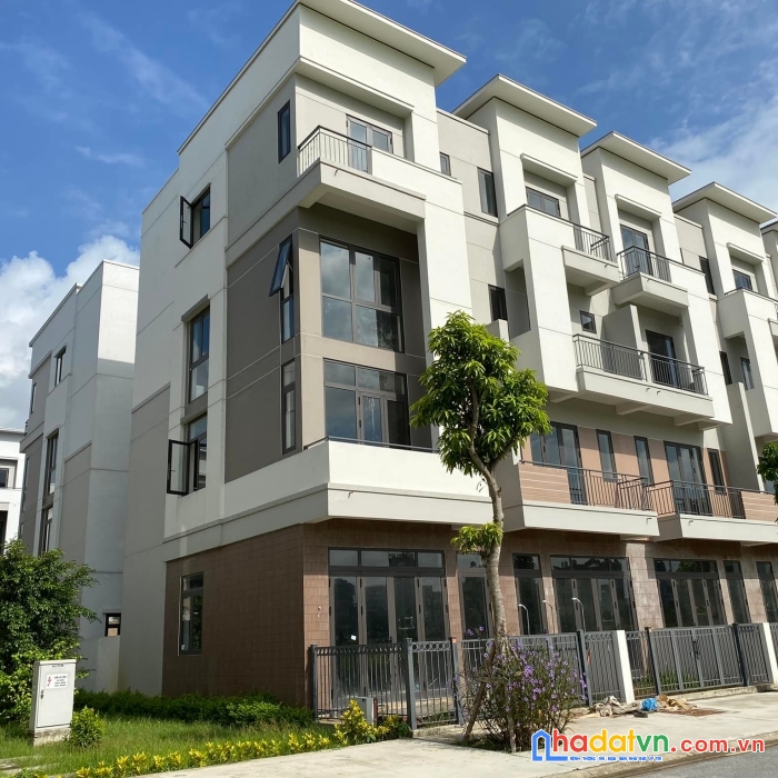 Em đang có 1 căn góc shophouse đã xây dựng 4 tầng hoàn thiện mặt ngoài đồng bộ.