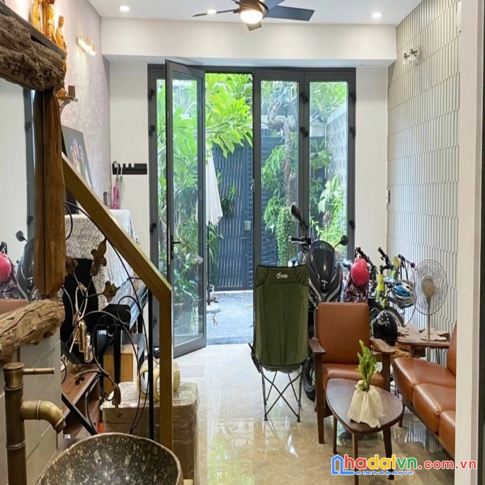Mặt tiền nguyễn khuyến,4,5x15m,6 tầng sân để oto, thang máy. 10,5 tỷ.