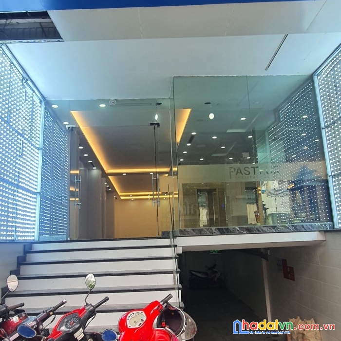 Cho thuê văn phòng rộng đẹp 160m2 thoáng mát đầy đủ tiện nghi, ngay mặt phố bà triệu - hai bà