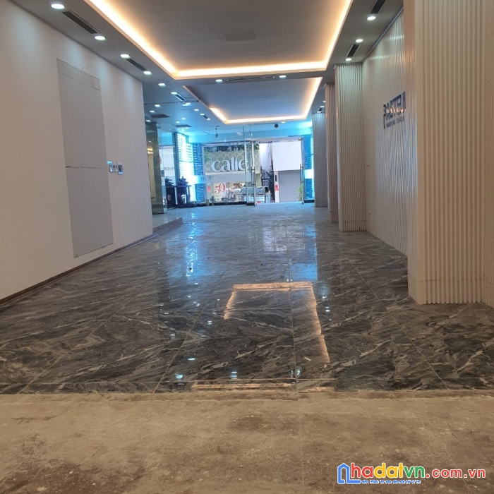 Cho thuê văn phòng rộng đẹp 160m2 thoáng mát đầy đủ tiện nghi, ngay mặt phố bà triệu - hai bà