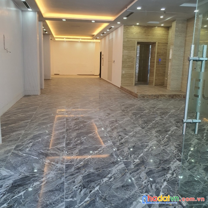 Cho thuê văn phòng rộng đẹp 160m2 thoáng mát đầy đủ tiện nghi, ngay mặt phố bà triệu - hai bà