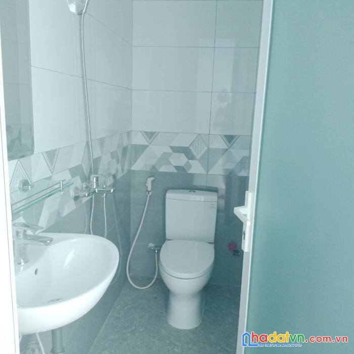 Nhà thuê mới 4 tầng mt đường bùi điền p5q8 - 20 triệu