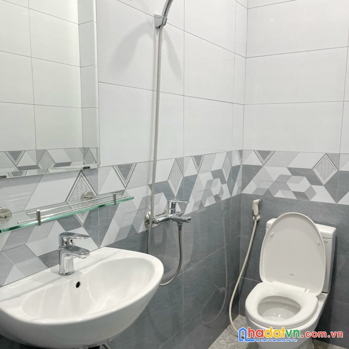 Nhà mới 4 tầng mặt tiền đường bùi điền p5 q8 giá 20 triệu/tháng