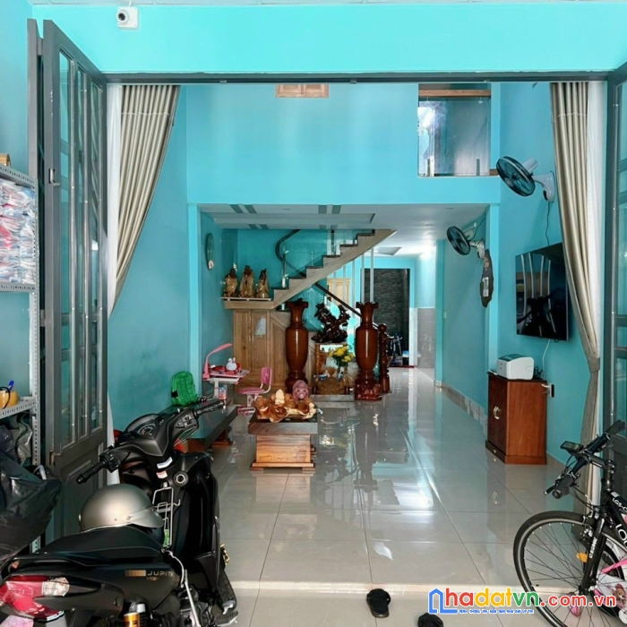 Bán nhà tân phú, 83m2, 1 trệt 1 lửng ( lửng lót sàn gỗ )2 pn, 2wc, hẻm xe hơi, sát mặt tiền đường,