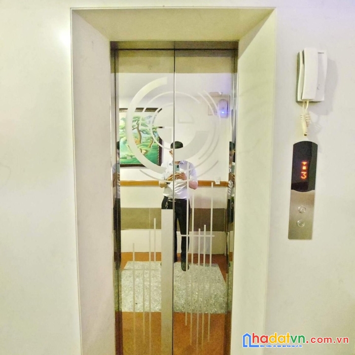 Bán khách sạn 6 tầng có thang máy , doanh thu gần 300tr/ tháng