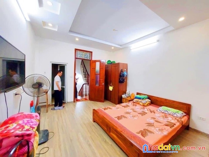 Bán nhà hoàng cầu ô tô đỗ cổng (7m)-sổ nở hậu 42m 5ty05