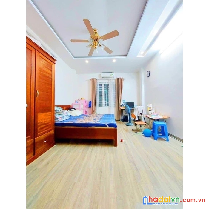 Bán nhà hoàng cầu ô tô đỗ cổng (7m)-sổ nở hậu 42m 5ty05