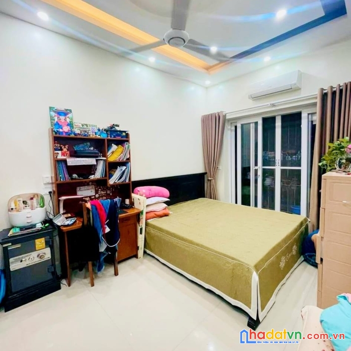 Bán nhà 4 tầng phố tôn đức thắng phường hàng bột quận đống đa dt:36m2 3 phòng ngủ giá: 4x tỷ.