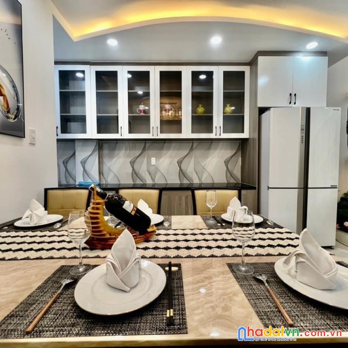 Ngay chợ hạnh thông tây, hẻm xe hơi, tặng full nội thất, ô tô ngủ trong nhà, 5 tầng đầy đủ công
