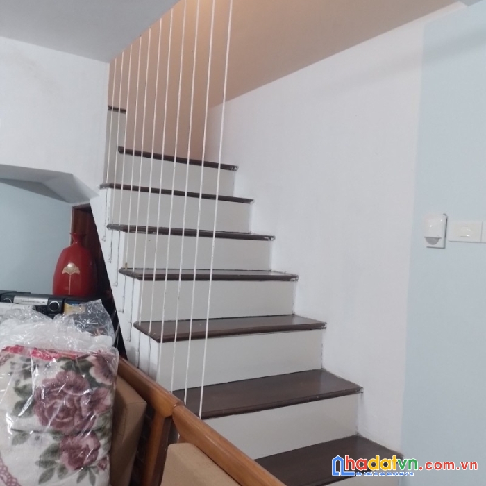 Có 1 không 2 phố yên lãng đống đa 28m 5 tầng mặt ngõ ô tô tránh kd sầm uất chỉ 4.2 tỷ lh 0975124520