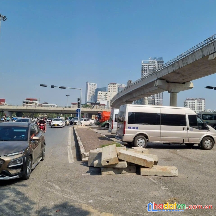 Bán gấp mp cầu giấy 45 m2, 3 tầng, mặt tiền 5.2 m. gias bans 14 tỷ