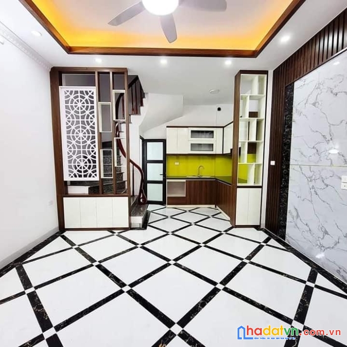 Rẻ giật mình! chùa láng, sát oto, nông, gần hồ, ngõ ba gác, 36m2, 4t, chỉ 4.2 tỷ (tl mạnh)