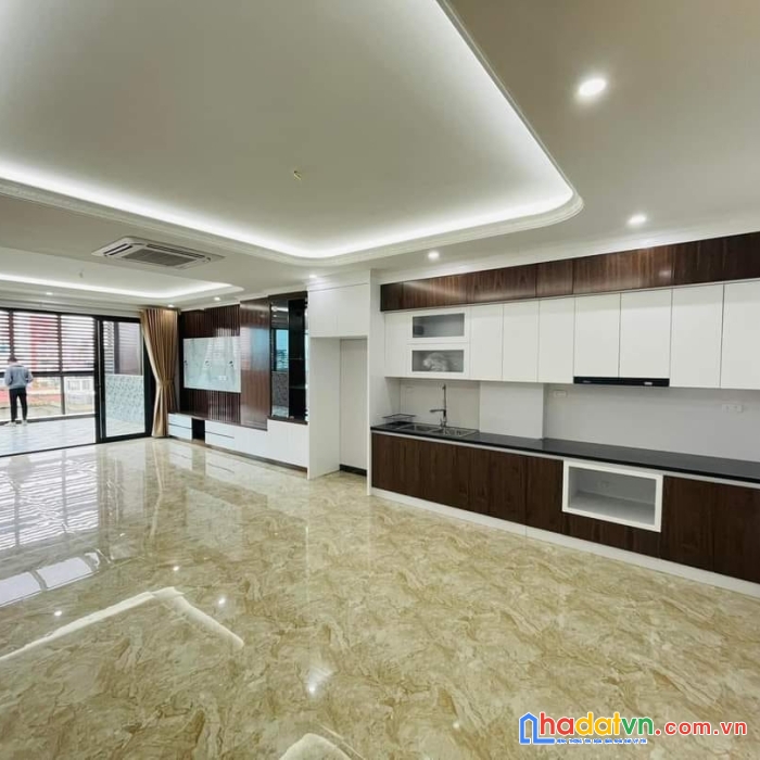 Bán nhà phố hoàng cầu, view vườn hoa, kinh doanh đỉnh, 7 tầng thang máy, vỉa hè rộng, 80m2, 30 tỷ.