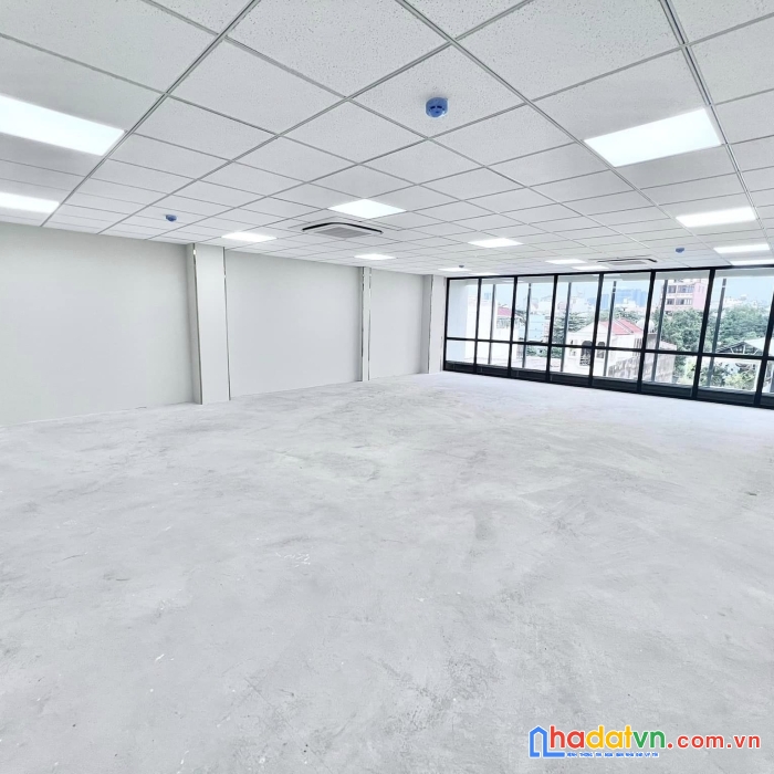 Bán tòa nhà 35m*12m . 3 tầng , 3 mặt tiền : 978m2 giá còn 70 tỷ