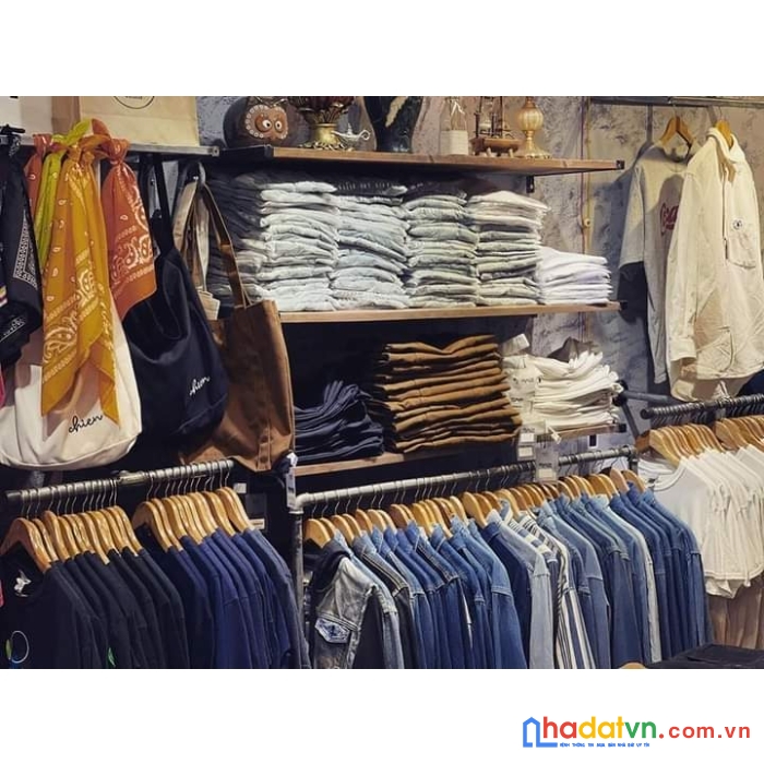 Mình cần sang shop áo quần ở đầu đường nguyễn bính, 55m2, có sân đậu xe.