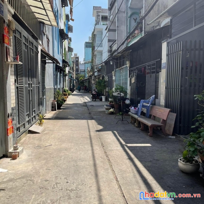 Nhà ngộp giảm 300 tr còn 4 tỷ 1 - 60m2 - hẻm 4m thông