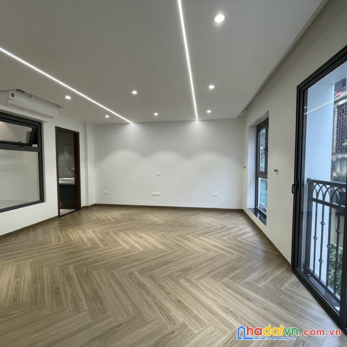 Hoa hậu nguyên hồng 52m 5 tầng mặt tiền 5.7m chỉ 14 tỷ oto tránh vỉa hè kinh doanh