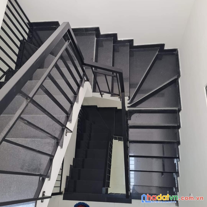 Nhà mới xây 71m2 3 tầng kiệt 3m 4pn gần chợ hk 2.ty75