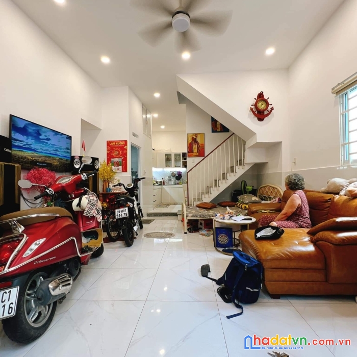 Bán nhà đẹp rẻ q4 tôn đản ngang 4.5x9m 2 tấm có 3tỷ hơn 
ngân hàng cho vay 2 tỷ hơn