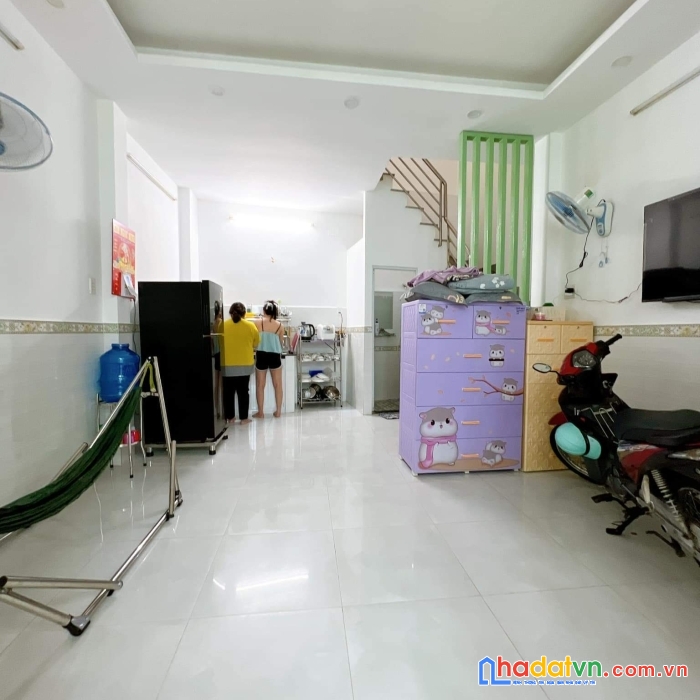 Bán nhà rẻ đẹp tôn đản q4 ngang 4.5 x 8m đúc 4 tấm
 có 3 tỷ cách q1-100 m- giảm 100 triệu ngân