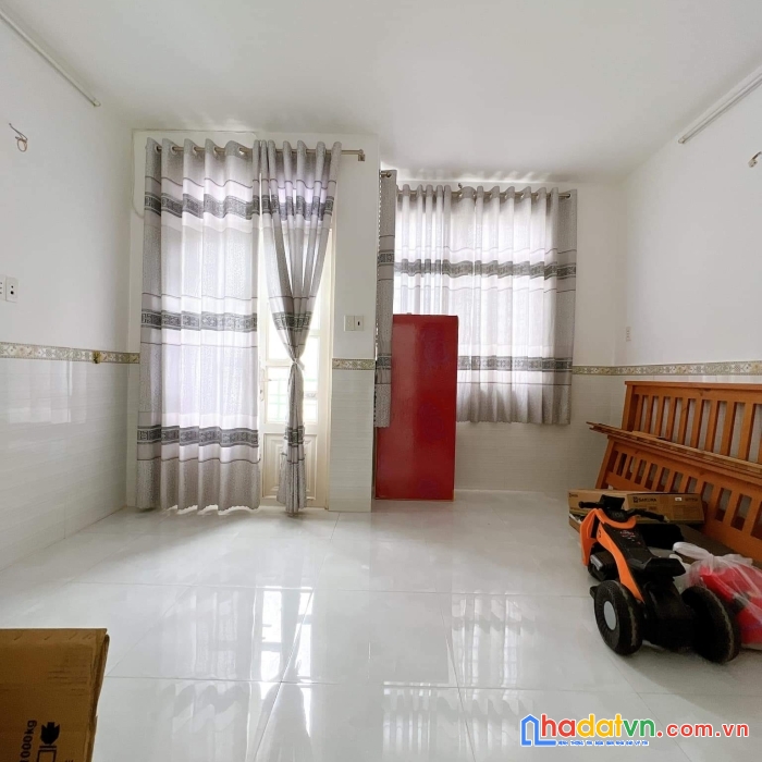 Bán nhà rẻ đẹp tôn đản q4 ngang 4.5 x 8m đúc 4 tấm
 có 3 tỷ cách q1-100 m- giảm 100 triệu ngân