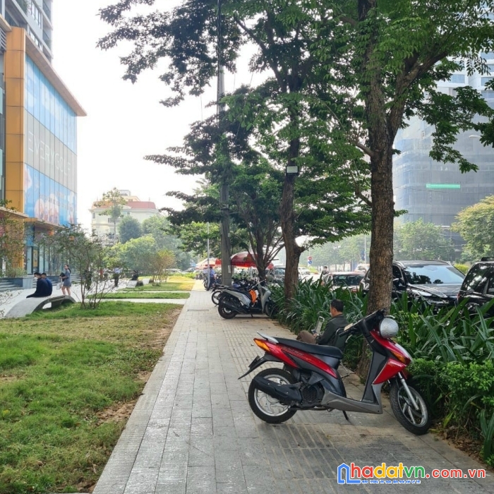 Bán shophouse chân đế 4 tầng mặt phố nguyễn văn huyên 90m - 4t - mt 8m - 33 tỷ