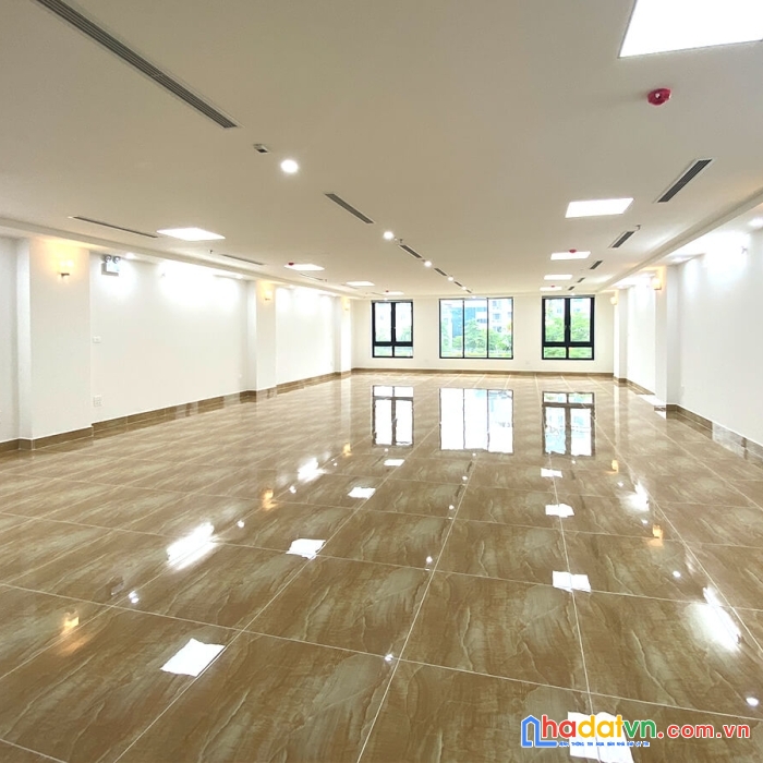 Cho thuê gấp tòa nhà vp 9 tầng mặt phố quan hoa.dt 190m2.vị trí đắc địa. giá 13000usd