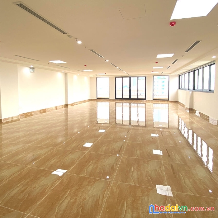 Cho thuê gấp tòa nhà vp 9 tầng mặt phố quan hoa.dt 190m2.vị trí đắc địa. giá 13000usd