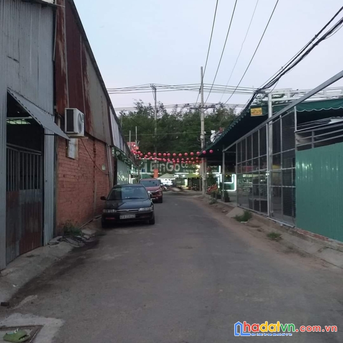 Đường nhựa xe hơi , gần mặt tiền nguyễn văn tạo. 
phù hợp đầu tư - xd mới.(5*20  )   chỉ  