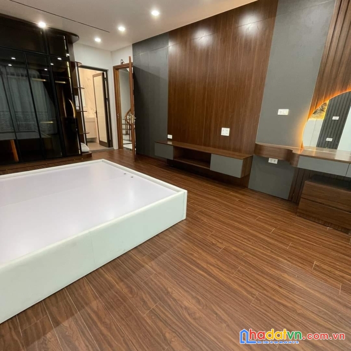 Bán nhà phố hạ yên quyết, cầu giấy, 120m, mt 5.5m. giá: 32.5 tỷ