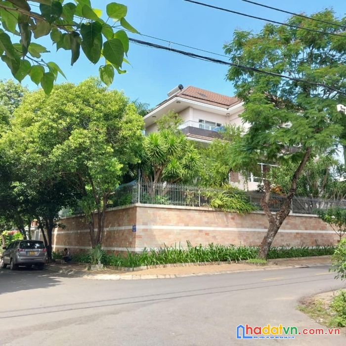 Biệt thự làng giáo sư ( làng đại học thủ đức ) 1668m. bán 150 tỷ