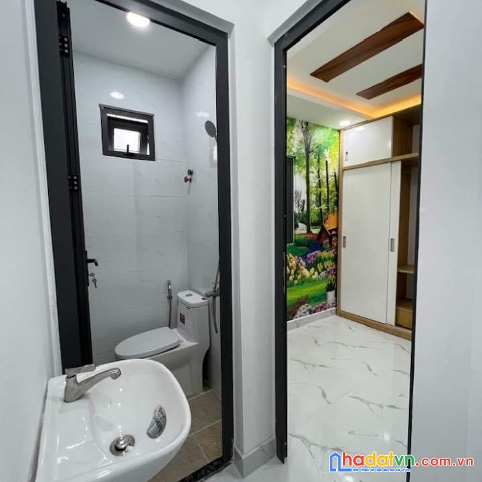 Bán nhà rẻ đẹp q4 đoàn văn bơ
 ngang 3.45x6.5m- 2 tấm giảm 400 triệu còn 2 tỷ.. cách mặt tiền 15m