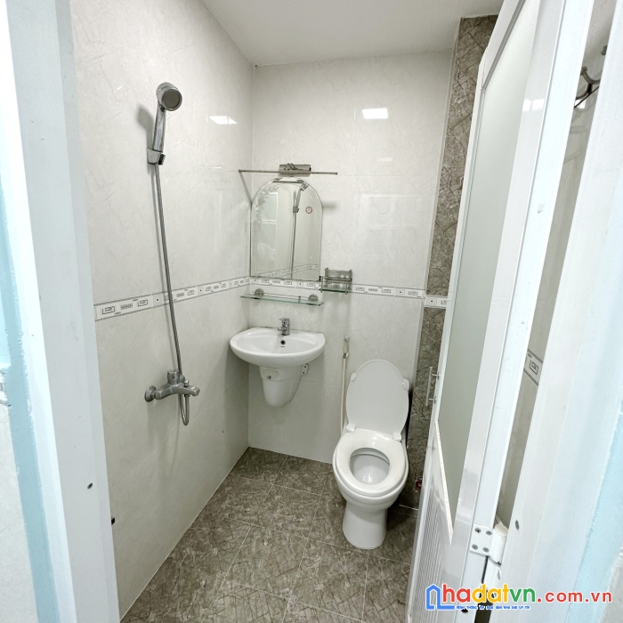 Cho thuê nnc 3 tầng mt nguyễn chế nghĩa p13.q8. giá 20 triệu