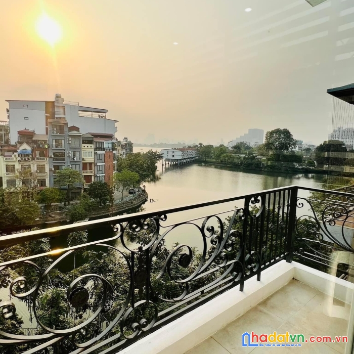 Bán nhà mặt hồ tây 6 tầng thang máy, lô góc, vỉa hè rộng chỉ 23 tỷ 0918086689