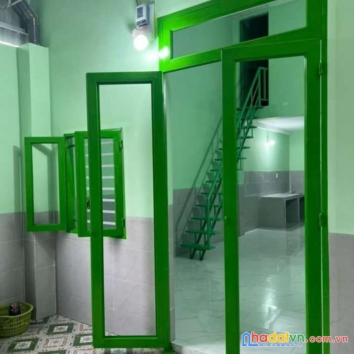 Phòng mới xây 100% phòng bếp và khách thông nhau, phòng lầu trên có hệ thông kín để gắn máy lạnh